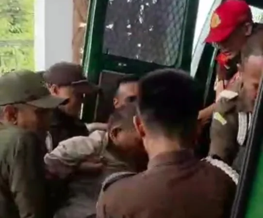 Kejaksaan Negeri (Kejari) Kota Bekasi mengeksekusi mantan Direktur Utama PT Annisa Bintang Blitar (ABB), Iwan Hartono (IH), di halaman Kantor Kejari Kota Bekasi, Senin (10/11/2025).