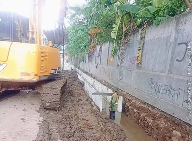 Proyek pembangunan saluran air (U-Ditch) di Jalan Pangkalan 5 menuju TPST Bantar Gebang, Kelurahan Ciketing Udik, Kecamatan Bantargebang, Kota Bekasi, menjadi sorotan publik. Pekerjaan tersebut diduga tidak sesuai prosedur teknis setelah ditemukan sejumlah kejanggalan di lapangan.