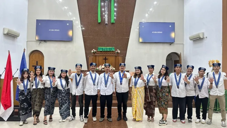 Gerakan Mahasiswa Kristen Indonesia (GMKI) Cabang Bekasi resmi melantik kepengurusan baru masa bhakti 2025–2027 dalam sebuah ibadah pelantikan dan serah terima jabatan yang berlangsung khidmat di Gereja Kristen Protestan Indonesia (GKPI) Bekasi. Sabtu (8/11/2025).