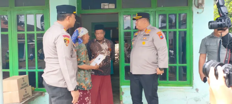 Kapolres Pasuruan bersama Kapolsek Kejayan berikan bantuan (polsek)
