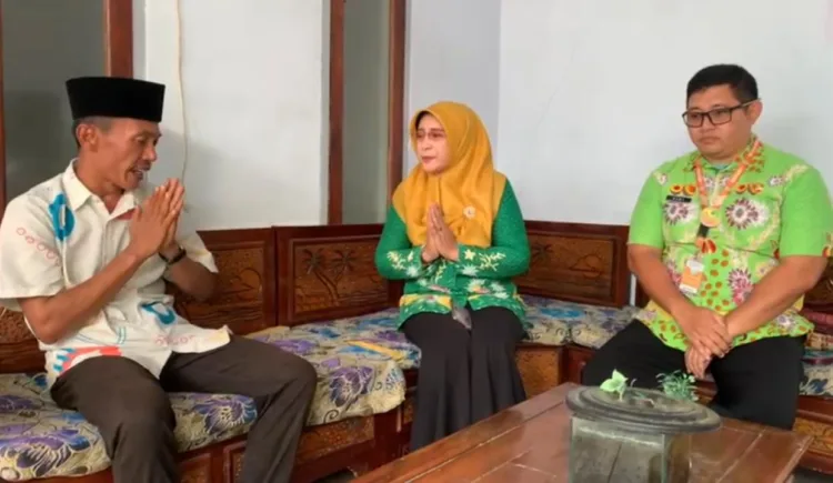 Sebuah video yang menampilkan warga menandu jenazah di ruangan RSUD Grati, Kabupaten Pasuruan, menuju ambulans desa tanpa bantuan petugas medis viral di media sosial. Video tersebut menuai berbagai reaksi dan kritik dari warganet yang menyoroti pelayanan rumah sakit terhadap keluarga pasien.