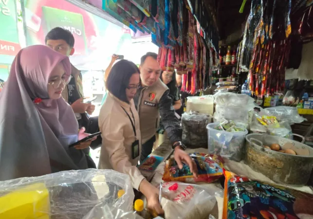 Untuk menjaga stabilitas harga dan ketersediaan bahan pangan menjelang akhir tahun, Tim Satgas Pangan Polres Pasuruan bersama Badan Pangan Nasional dan Bulog Cabang Malang melakukan pemantauan harga beras di sejumlah pasar tradisional serta toko modern di wilayah Kabupaten Pasuruan, Kamis (13/11/2025).