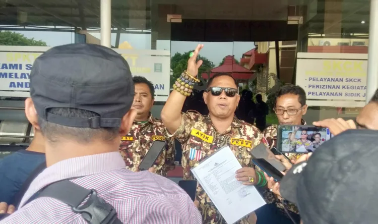 Ketua FKPPI Kabupaten Pasuruan, Ayi Suhaya, resmi melaporkan politisi PDI Perjuangan sekaligus anggota DPR RI, Ribka Tjiptaning, ke Polres Pasuruan. Laporan tersebut berkaitan dengan dugaan pelanggaran Undang-Undang ITE pasal 28 junto 45 tentang ujaran kebencian atau penyesatan.