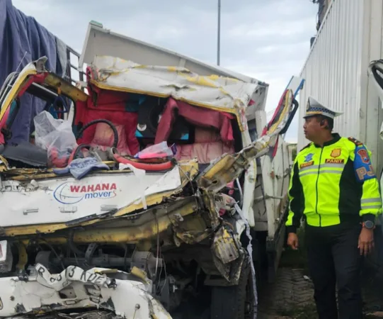 Kecelakaan lalu lintas terjadi di Km 795 B Ruas Tol Gempol–Pasuruan pada Jumat (14/11/2025) malam. Dua orang dilaporkan meninggal dunia setelah truk Colt Diesel yang mereka tumpangi menabrak bagian belakang dump truk di jalur lambat.