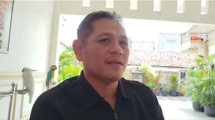 Fenomena debu hitam pekat yang menyelimuti wilayah Kampung Kaliabang, Kelurahan Pejuang, Kecamatan Medan Satria, Kota Bekasi, terus memantik kegelisahan warga