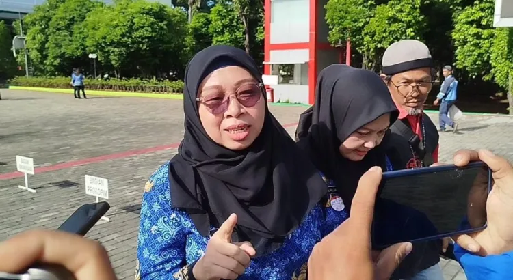 Fenomena debu hitam pekat yang menyelimuti wilayah Kampung Kaliabang, Kelurahan Pejuang, Kecamatan Medansatria, Kota Bekasi, dalam dua pekan terakhir terus memicu keresahan warga.Senin (17/11/2025)