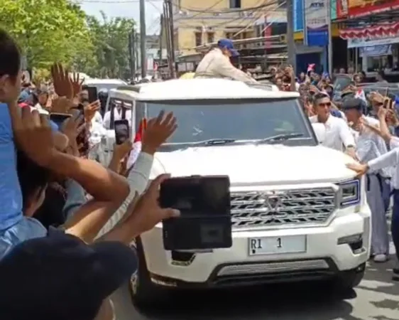 Suasana berbeda menyelimuti SMPN 4 Kota Bekasi pada Senin (17/11/2025).