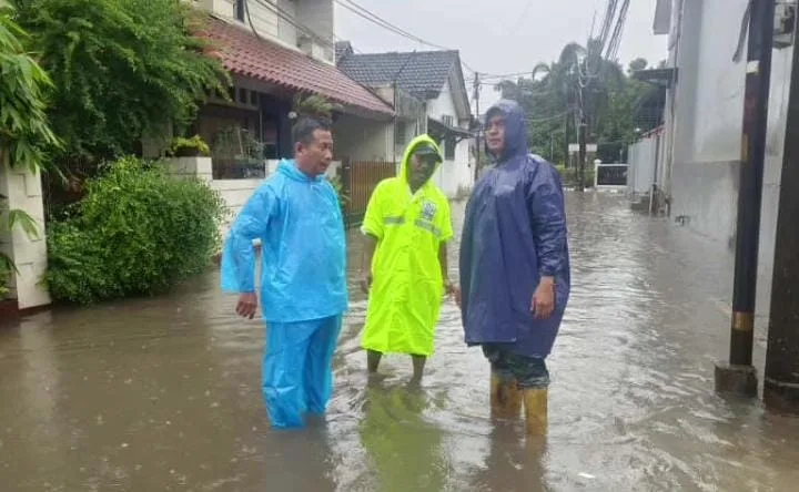 Hujan dengan intensitas tinggi yang mengguyur wilayah Kota Bekasi, menyebabkan beberapa titik di Kelurahan Jatibening Baru, Kecamatan Pondok Gede, terendam banjir. Empat RW terdampak, yakni RW 6, 8, 10, dan 11, dengan ketinggian air mencapai 30–40 sentimeter.