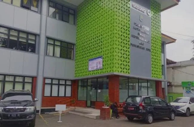 Dinas Kependudukan dan Pencatatan Sipil (Disdukcapil) Kota Bekasi resmi meluncurkan layanan inovatif Loper e-KTP (Loket Pengambilan Mandiri KTP-el), sebuah sistem drive-thru yang memungkinkan warga mengambil KTP elektronik tanpa harus turun dari kendaraan. Peresmian layanan ini dilakukan pada Senin (17/8/2025) di halaman Gedung Disdukcapil Kota Bekasi.