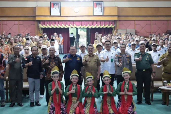 Disdukcapil Kota Bekasi Resmikan Layanan Drive-Thru “Loper e-KTP” 2 Wakil Wali Kota Bekasi, Harris Bobihoe, membuka Workshop Evaluasi Pengelolaan Keuangan dan Pembangunan Desa/Kelurahan Tahun 2025 yang digelar di Balai Patriot, Selasa (18/11).