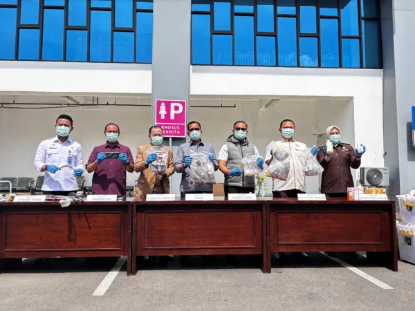 Kejaksaan Negeri (Kejari) Kota Bekasi memusnahkan berbagai barang bukti dari perkara tindak pidana yang telah berkekuatan hukum tetap hingga periode putusan Oktober 2025. pada Rabu (19/11/2025)