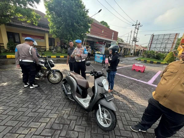 Anggota Propam cek surat satu persatu milik anggota (hms)