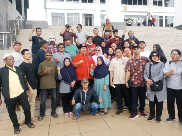 Sengketa eksekusi lahan di Kavling Mawar Indah RT 05 RW 09, Kelurahan Kali Baru, Kecamatan Medan Satria, kembali mencuat setelah warga menghadiri sidang perlawanan di Pengadilan Negeri (PN) Bekasi, Rabu (20/11/2025).