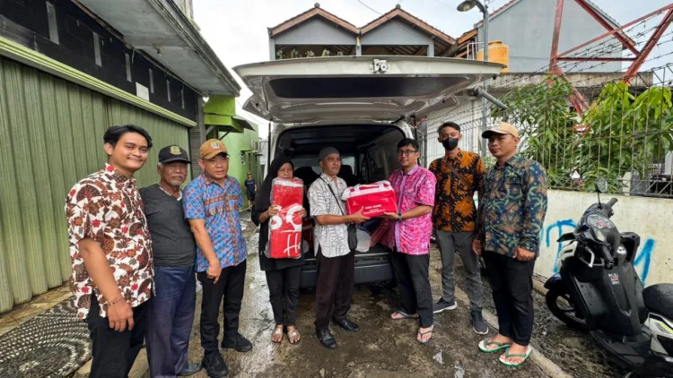 Dinas Sosial (Dinsos) Kota Bekasi menyalurkan bantuan kepada dua warga pemilik rumah tidak layak huni (Rutilahu) di Kelurahan Kalibaru, Kecamatan Medan Satria.
