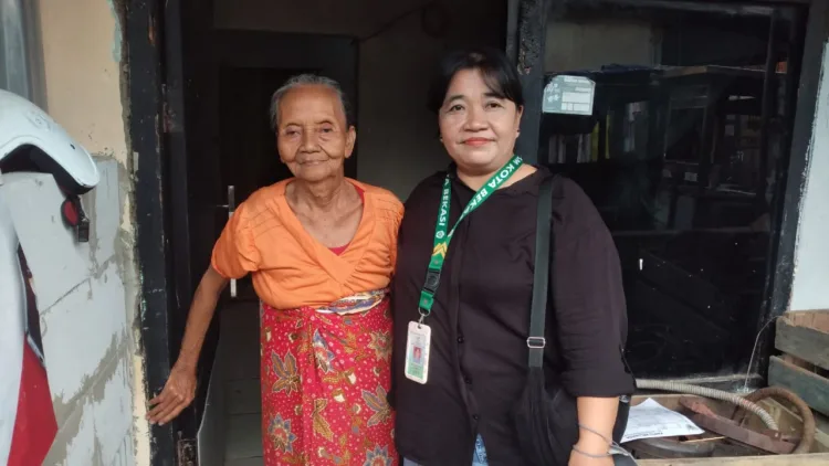 Dinas Sosial (Dinsos) Kota Bekasi menindaklanjuti informasi mengenai kondisi Ibu Maryati, warga Kelurahan Marga Mulya, Kecamatan Bekasi Utara, yang hidup seorang diri dalam keterbatasan ekonomi dan belum terdaftar sebagai penerima bantuan sosial pemerintah.