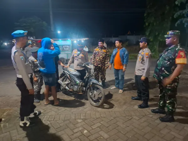Kapolsek Bersama Tiga Pilar Lumbang lakukan pengecekan kendaraan (BM)