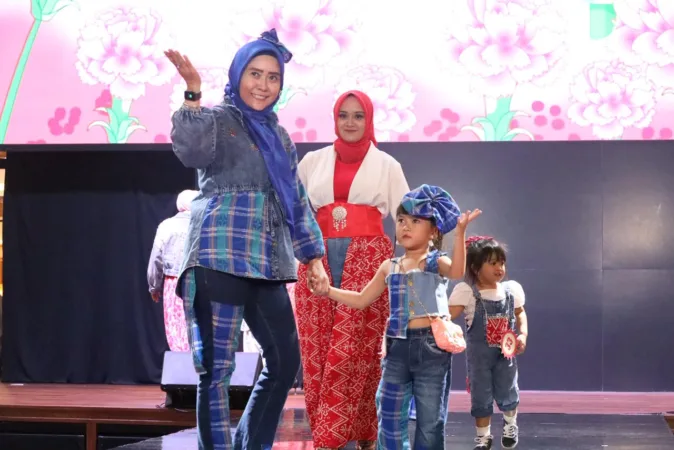 Tim Penggerak Pemberdayaan dan Kesejahteraan Keluarga (TP PKK) Kota Bekasi turut meramaikan rangkaian parade dan perlombaan fashion show pada ajang Bekasi City Fashion Movement (BCFM) 2025 yang digelar di Mall Pakuwon, Bekasi Selatan, Minggu (23/11/2025).