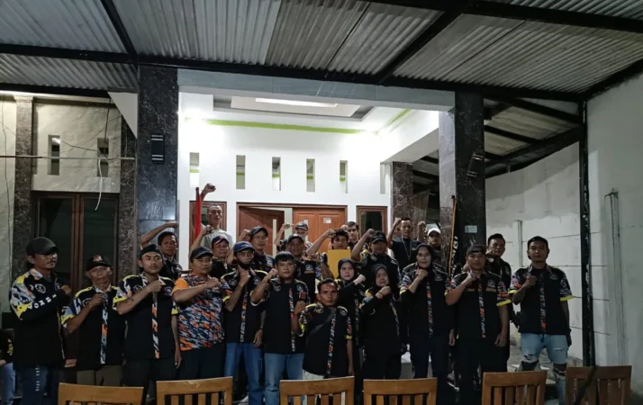 Lembaga Swadaya Masyarakat Gerakan Masyarakat Bawah Indonesia (LSM GMBI) resmi menerbitkan Surat Keputusan (SK) kepengurusan baru untuk KSM Bekasi Timur pada Senin malam (24/11/2025).