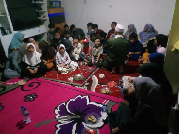Dalam rangka memperingati milad ke-46, Nurdin Silaban atau yang akrab disapa Coy menggelar tasyakuran, doa bersama, serta santunan kepada 30 anak yatim di lingkungan RT 06 RW 15, Kelurahan Jakasampurna, Kecamatan Bekasi Barat, Selasa (25/11/2025).