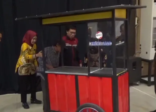 Gerobak makanan dengan penjual dan pembeli