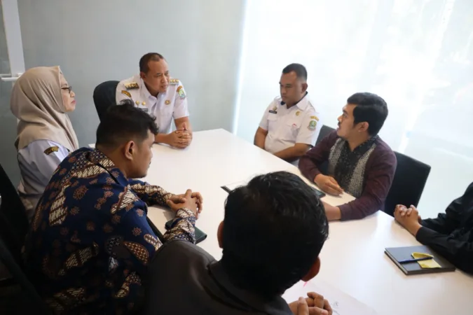 Wali Kota Bekasi, Tri Adhianto, turun langsung memfasilitasi proses mediasi antara mantan karyawan dan manajemen Damai Putra Group menyusul adanya laporan perselisihan ketenagakerjaan yang menjadi perhatian publik dalam beberapa waktu terakhir. Rabu (26/11/2025) di Kantor Damai Putra Group, Kecamatan Medan Satria, Kota Bekasi.
