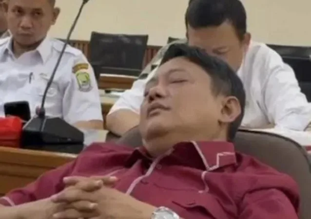 Viral sebuah video yang memperlihatkan Direktur Utama (Dirut) Perumda Tirta Patriot Kota Bekasi, Ali Imam Faryadi, tertidur pulas saat mengikuti Rapat Dengar Pendapat (RDP) bersama DPRD Kota Bekasi pada Rabu, 26 November 2025.