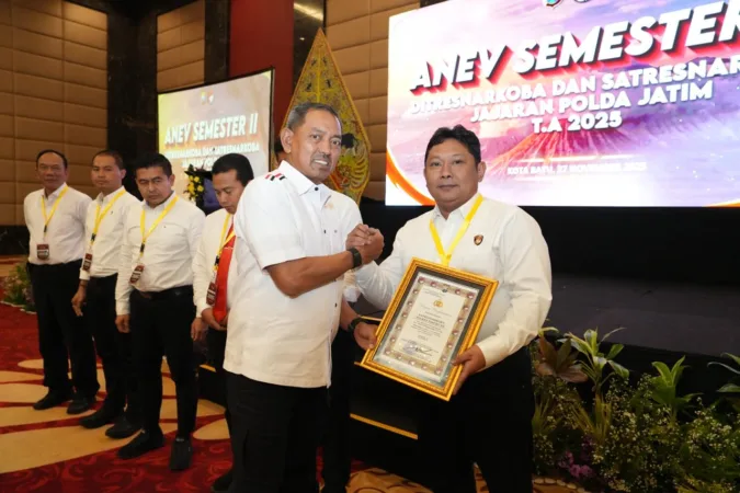 Berkah kerja tim dan kegigihan dalam pemberantasan peredaran narkotika jenis Sabu di wilayah Pasuruan, Jawa Timur. Satresnarkoba Polres Pasuruan diganjar dua penghargaan oleh Ditresnarkoba Polda Jatim dalam gelaran Analisis dan Evaluasi (Anev) Semester II Tahun Anggaran 2025.
