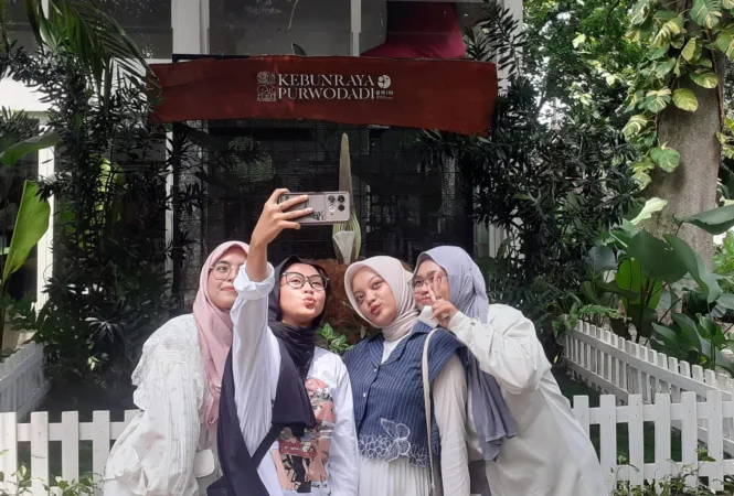 Sejak kelopak bunga raksasa ini mulai membuka, puluhan pengunjung dari berbagai daerah terus berdatangan untuk menyaksikan momen langka yakni mekarnya bunga bangkai Amorphophallus titanum di Kebun Raya Purwodadi, Kabupaten Pasuruan pada Jumat (28/11/2025) sore.