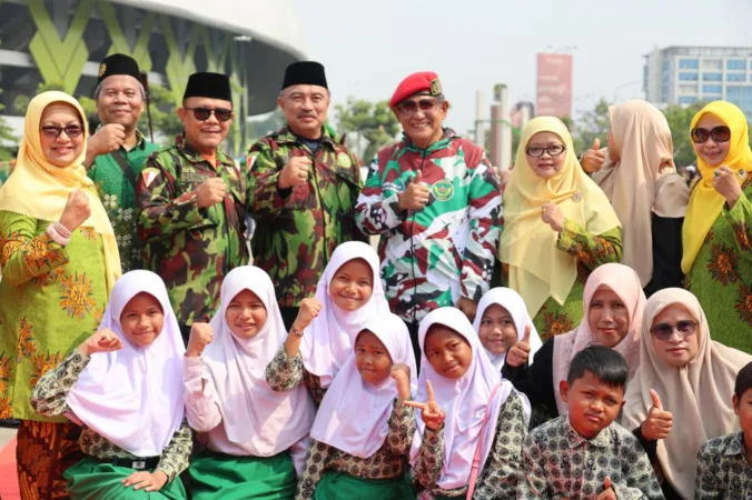 Wakil Wali Kota Bekasi, Abdul Harris Bobihoe, menyampaikan ucapan selamat Milad ke-113 Muhammadiyah saat menghadiri upacara peringatan di Plaza Patriot Candrabhaga. Sabtu (29/11/2025).