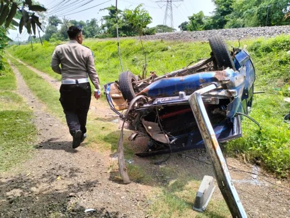 Kondisi Mobil Sedan Accord usai di tabrak Kereta api (BM)