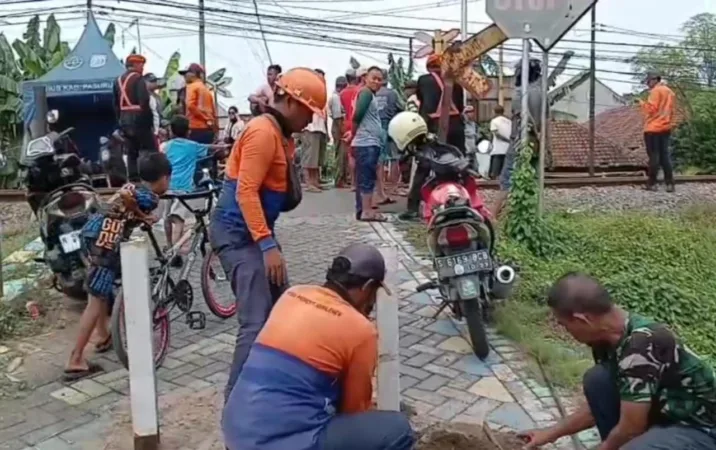 Petugas KAI pasang Dua Patok di Jalur menuji Rel Tanpa Palamg Pintu (BM)