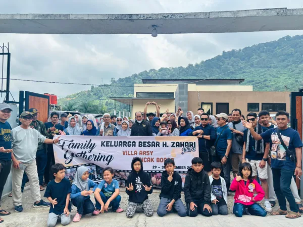 Family Gathering Keluarga Besar H. Zahari Jilid 2 yang digelar pada 29–30 November 2025 di Villa Arsy, Puncak Bogor, berlangsung hangat dan penuh suasana kekeluargaan. Minggu (30/11/2025).