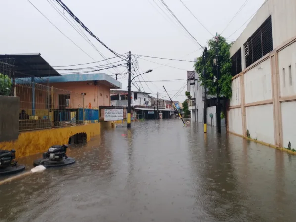 Hujan deras yang mengguyur wilayah Kota Bekasi sejak pukul 09.00 hingga 15.00 WIB menyebabkan kawasan Komplek Dosen IKIP Kelurahan Jatikramat, Kecamatan Jatiasih terendam banjir, Selasa (18/11/2025).