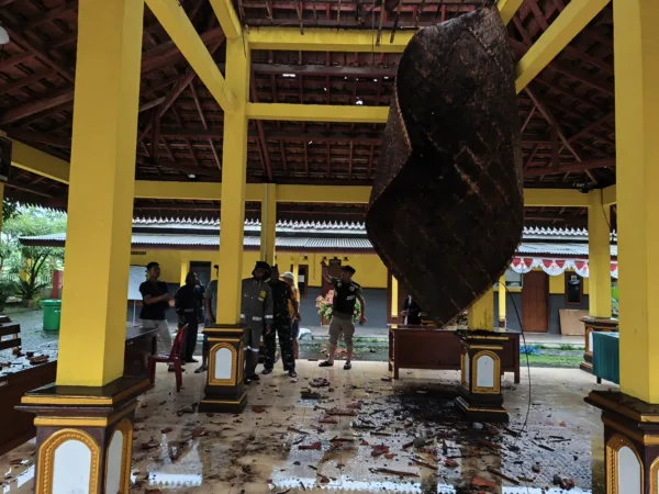 Kantor Balai Desa di Pasuruan Disambar Petir, Genteng dan Atap Hancur