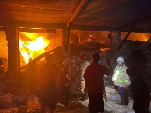 Petugas Damkar Berjibaku memadamkan api (BM)