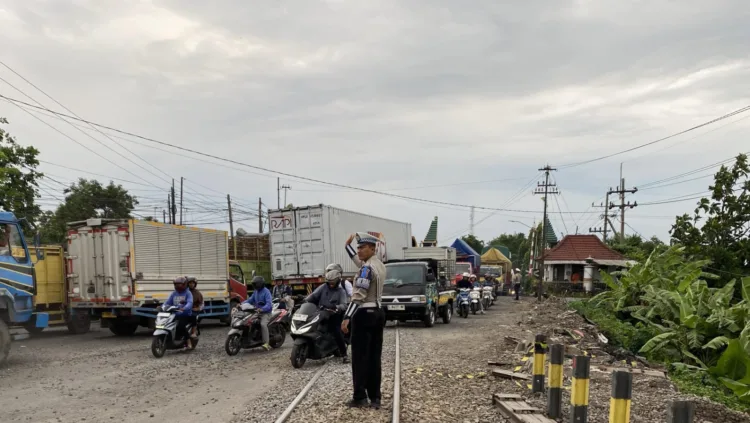 Satlantas Polres Pasuruan melakukan pengarahan arus lalu lintas di Res Latek Bangil (BM)