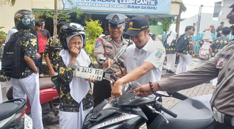 Gandeng Pihak Sekolah, Satlantas Polres Pasuruan Edukasi Keselamatan Berkendara untuk Pelajar