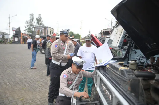 Polisi saat mengecek kendaraan jepp di Tosari Bromo (BM)