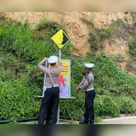Polisi Lalu Lintas Pasang Banner Himbauan di Jalur Wisata Bromo (BM)
