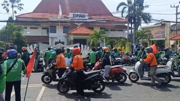 Ratusan Ojol Tiba di gedung DPRD Kota Pasuruan (BM)
