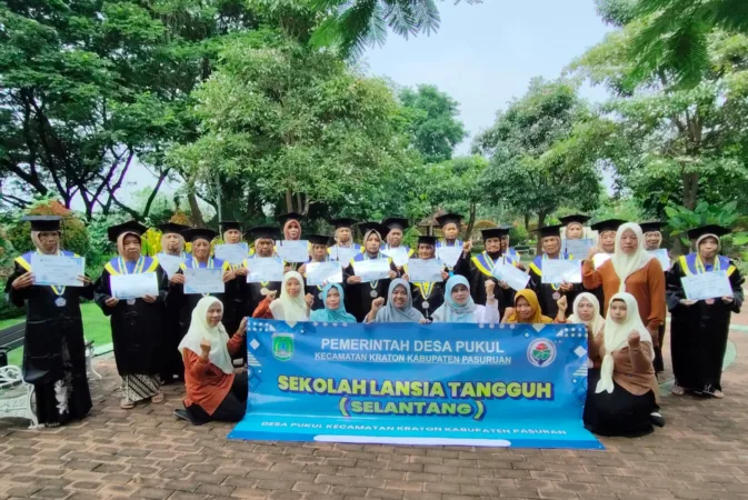 Lansia melakukan sesi foto berama (BM)