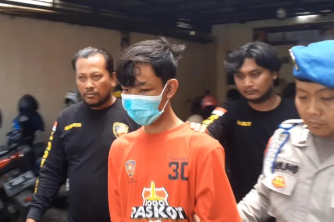 Tersangka dikeler keruang Rilis (BM)