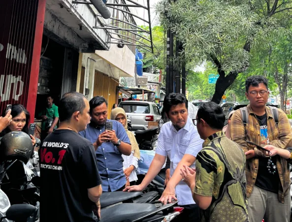 Emil Dardak saat menyapa para konsumen dibengkel gratis (BM)