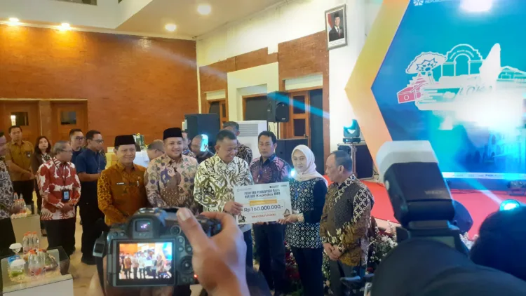 Wamen seragkan bantuan ke usaha mikro (BM)