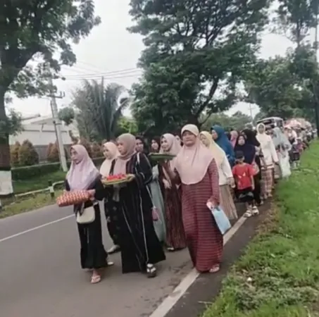 Puluhan warga gelar doa bersama di jalan menuju pasar wonorejo (bm)