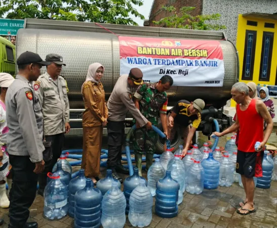 Pasca Banjir, 265 Keluarga di Kedungringin Krisis Air Bersih, Kapolsek: 9 Ribu Liter Air Disalurkan
