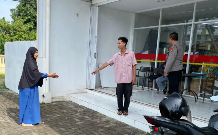 Polisi melakukan olah tkp (Polsek)