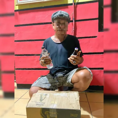 Polisi amankan M-R dan Arak Bali ke Polsek Purworejo (hms)