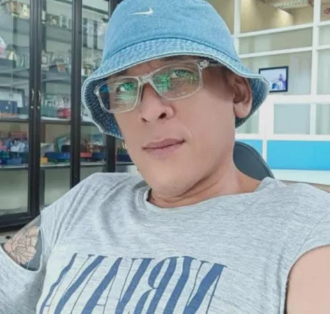 Aktivis kemanusiaan Frits Saikat menyoroti maraknya praktik oknum yang mengatasnamakan relawan kesehatan namun justru melakukan pungutan liar kepada warga kurang mampu di Kota Bekasi.