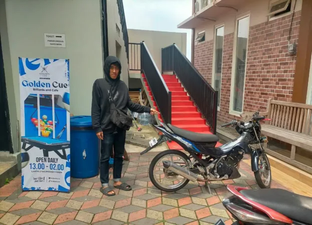 Sebuah pencurian sepeda motor terekam CCTV kembali terjadi di wilayah wisata Prigen. Kali ini, Motor milik penjaga Kos di Lingkungan Prigen Timur Rt 02 Rw 02 Kelurahan Prigen, Kecamatan Prigen, Pasuruan raib digondol maling.